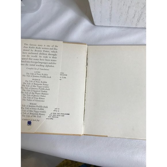 The tale of Peter Rabbit Small book by Beatrix Potter - Picture 2 of 3